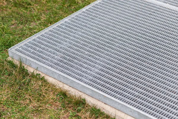 Modern yeraltı otoparkının havalandırma çıkışı. Yerdeki çimlerin üzerinde dekore edilmiş yüzey kanalizasyon havalandırması.