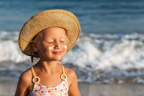 Child Tanning Sunbathing Sunscreen Her Face Sea Background Happy Summer — Fotografia de Stock
