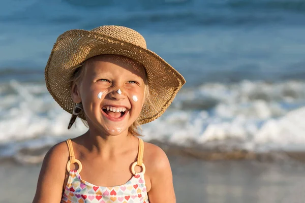 Mořské Dítě Portrét Mořském Pozadí Happy Laughing Kid Suncream Face — Stock fotografie