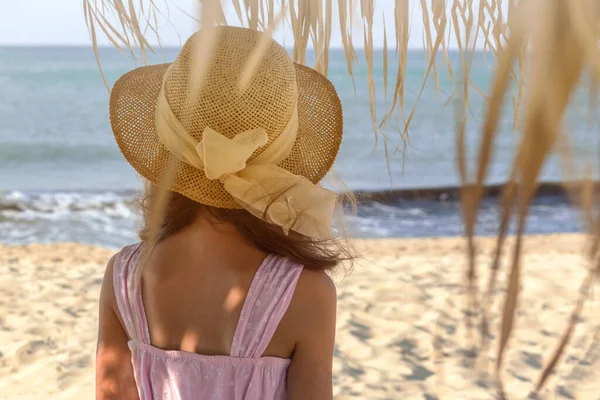 Sea Beach Summer Lifestyle Com Menina Bonita Chapéu Volta Câmera — Fotografia de Stock