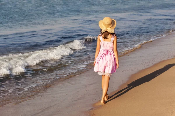 在海上度假 沿着海岸线走 戴着太阳帽的优雅姑娘在海浪的背景下沿着海滨散步 复制空间 — 图库照片