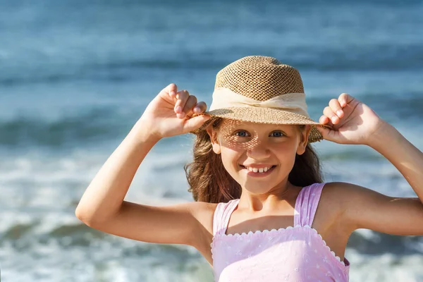 Mořský Portrét Roztomilé Šťastné Dívky Slunečním Klobouku Pláži Moře Letní — Stock fotografie