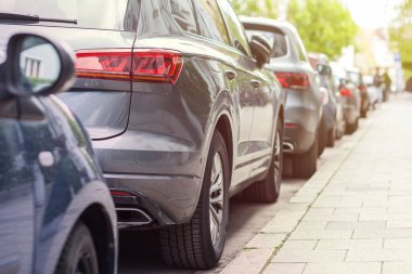 Otomatik park sorunu. Yol kenarına park edilmiş uzun bir sıra araba. Araç Park Sorunu