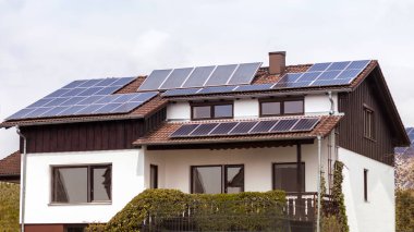Avustralya 'daki çatı katındaki güneş paneli. Güneş panelleri alternatif enerji yağ gazı. Avrupa 'da popüler olan Güneş Enerjisi