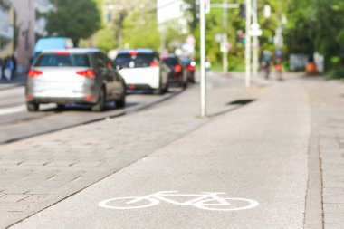 Bisiklet tabelası, kaldırımlı bisiklet yolu üzerinde bisiklet yolu. Yolda trafik saati. 