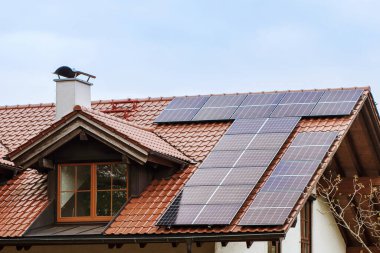 Çatıdaki güneş paneli. Güneş Hücreleri Güneş Sistemi Alternatif Enerji. Modern Gelecek Güneş Panelleri Konut İnşaatı Çatı Üzerine.