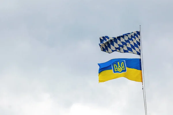 Державний Прапор України Німецький Прапор Баварії Флагштоку Прапори Пурхають Вітром — стокове фото