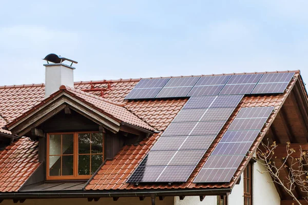 Çatıdaki güneş paneli. Güneş Hücreleri Güneş Sistemi Alternatif Enerji. Modern Gelecek Güneş Panelleri Konut İnşaatı Çatı Üzerine.