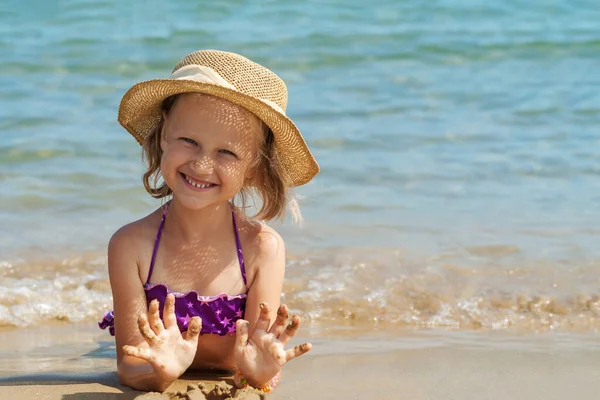 Mořské Děti Dovolená Usmívající Malá Holčička Baví Sea Sand Beach — Stock fotografie