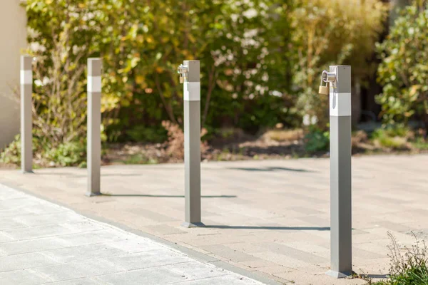 Bollards Pavimento Concreto Portão Trânsito Com Cadeado Bollards Trilha Entrada — Fotografia de Stock