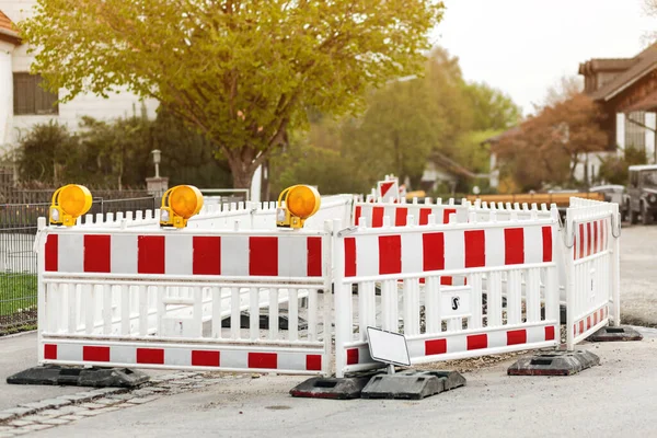 道路阻塞标志障碍 维修道附近的路障 道路工程的道路障碍物 — 图库照片