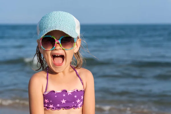 Sea Children Holiday Summer Sea Vacation Happy Little Girl Surprised — Fotografia de Stock