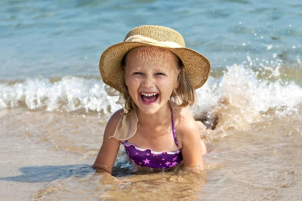 Crianças Mar Conceito Férias Criança Feliz Deitada Seashore Water Menina — Fotografia de Stock