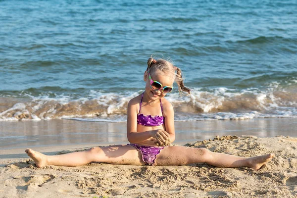 Deniz Çocukları Tatili. Kalp şeklinde elleri olan plaj çocuğu. Çocuklar Yaz Denizi Tatili. Sand Beach 'te sicim üzerinde oynayan küçük kız.