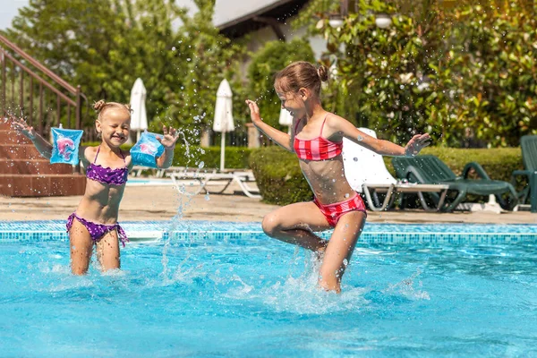 Děti Bavte Bazénu Šťastné Děti Hrají Bazénu Rodinná Dovolená Létě — Stock fotografie