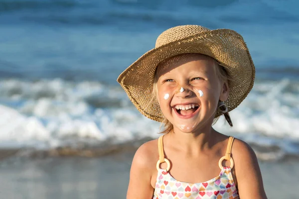 Opalovací Krém Tváři Dítěte Veselé Usmívající Děti Portrét Mořském Pozadí — Stock fotografie