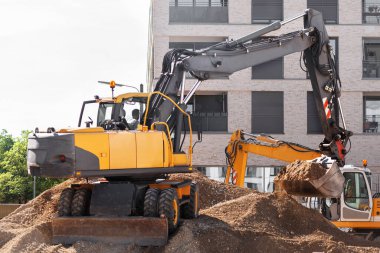 Urban Caddesi 'ndeki Site İnşaat' ta Kazıcı İnşaat Yolu. Çarkıfelek Buldozer Kazıcı 'dan Constuction Road.