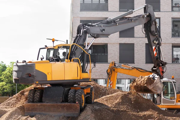城市街道工地建设中的掘进者建筑路 轮式推土机挖掘机的连接道路 — 图库照片