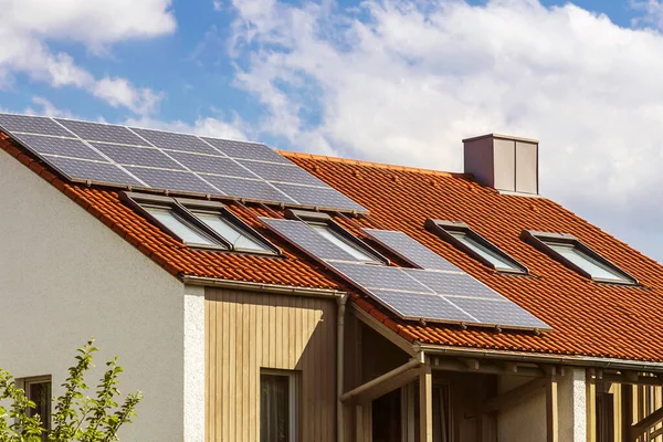 Panneaux Solaires Sur Toit Maison Privée Avec Système Solaire Sur — Photo