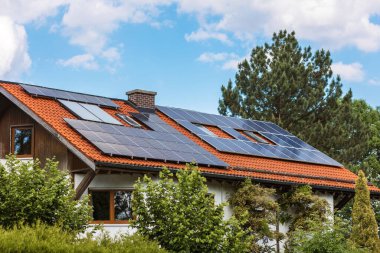 Özel evin çatısındaki güneş panelleri. Büyük Bahçeli Modern Eco House. Çatıda Güneş Sistemi olan Ev.