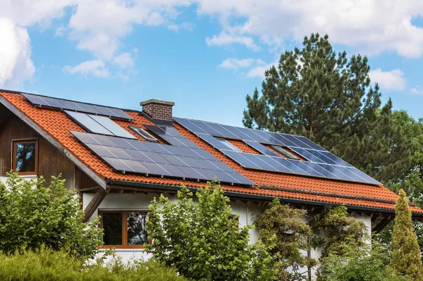 Özel evin çatısındaki güneş panelleri. Büyük Bahçeli Modern Eco House. Çatıda Güneş Sistemi olan Ev.
