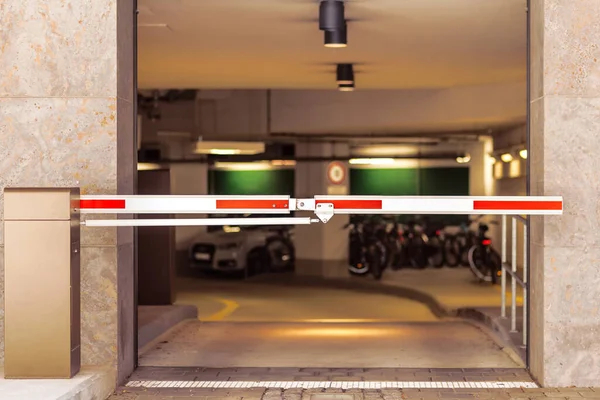 Wejście Garażu Podziemnego Parking Samochodowy Środku Automatyczna Bariera Parkingu Podziemnym — Zdjęcie stockowe