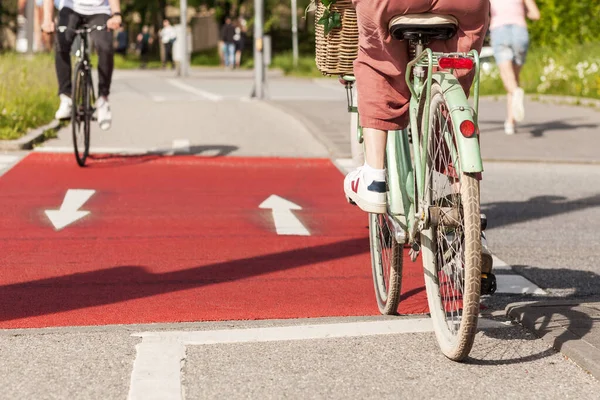 骑自行车走双向自行车道 夏天人们骑自行车 城市交通和人口概念 — 图库照片