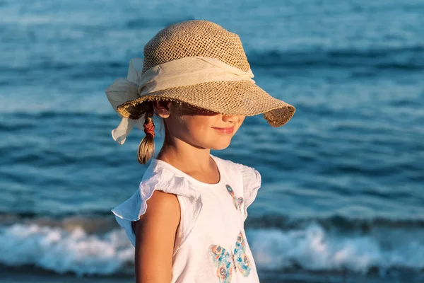 Sea Relax Férias Verão Férias Linda Criança Menina Vestindo Chapéu — Fotografia de Stock