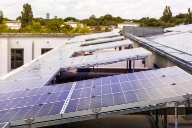 Çatıdaki Ev Binası 'ndaki güneş paneli sistemi. Yüksek binaların çatısındaki güneş panelleri
