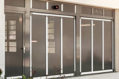 Apartman binasının garajından yeraltı otoparkına. Modern evin giriş kapısı olan garaj kapısı.