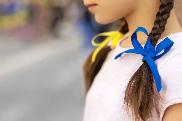 Children Refugees Ukraine Ukrainian Girl Yellow Blue Ribbons Pigtails Ukrainian — Stockfoto