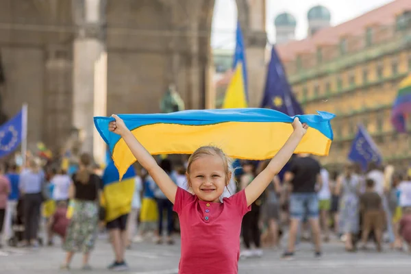 Protesto Guerra Apoio Ucraniano Crianças Menina Segurando Bandeira Ucraniana Rally — Fotografia de Stock