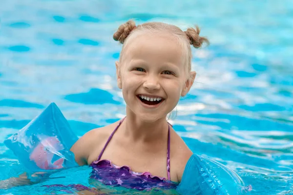Bazén Letní Dovolená Happy Smilling Little Girl Bavte Hrát Bazénu — Stock fotografie