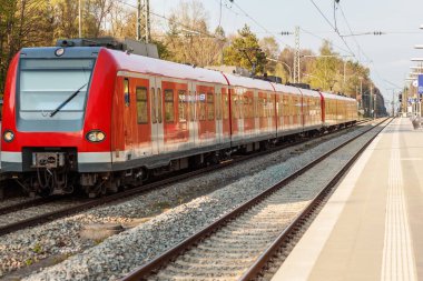 Tren İstasyonu 'nda. Tren istasyonundaki modern Red Commuter Electric Train. Tren İstasyonu 'ndaki platformun görüntüsü