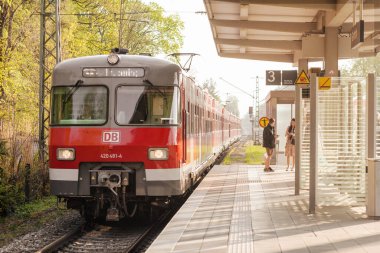 Munchen, Almanya - 05.01.2022: Tren İstasyonu. Almanya 'da Tren İstasyonunda Elektrik Kırmızı Şehirlerarası Tren.