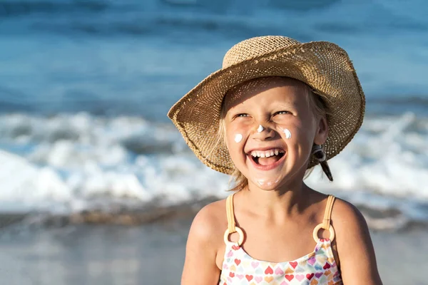 Mořské Dítě Usmívá Opalovacím Krémem Tváři Mořském Pozadí Kopírovat Prostor — Stock fotografie