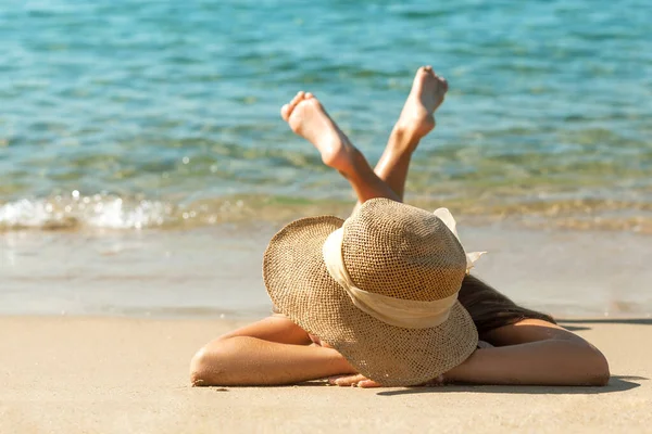 沙滩海滨的假日 在热带海滩晒日光浴的女孩 蓝海背景 — 图库照片