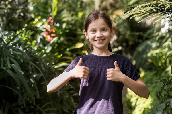 Thumbs Hand Botanical Garden Children Happy Girl Thumbs Nature Background — Stockfoto