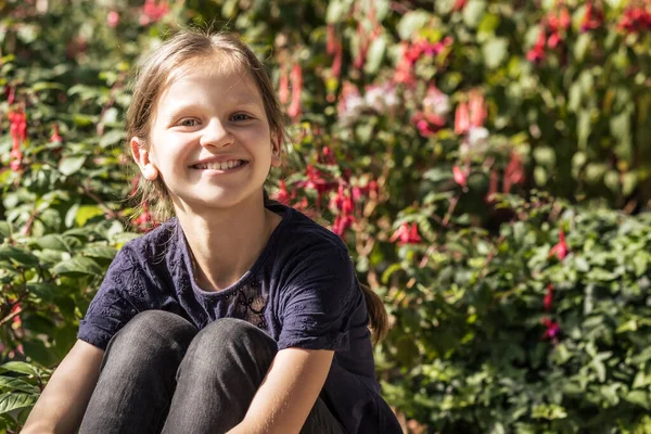 Chica Sonriente Sobre Fondo Jardín Floreciente Retrato Alegre Niño Mirando — Foto de Stock