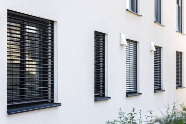 Modern Windows Outside 'da paten körlüğü. Pencerelerde harici jaluziler. Pencere Perdeleri Dışarıda. 