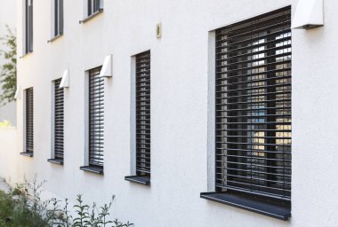 Modern Windows Outside 'da Harici Paten Perdeleri. Evin Pencerelerinde Dış Pencereler.