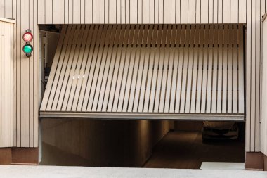 Garaj kapısından otoparka. Yeraltı Araba Otoparkına trafik ışığıyla giriş. 