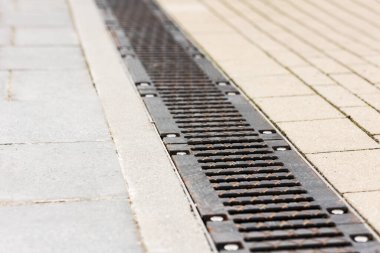 Kanalizasyon Hendeği, Atık Izgara Şehir Caddesinde Çakıl Taşları