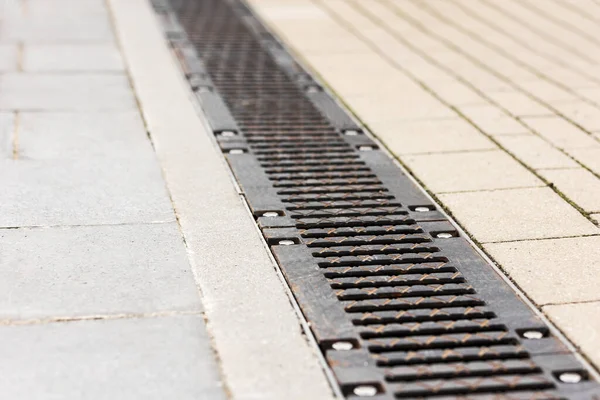 Kanalizasyon Hendeği, Atık Izgara Şehir Caddesinde Çakıl Taşları