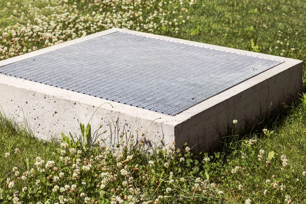 Ventilation Shaft Outlet Metal Grid Ground Green Lawn Modern Ventilation — Photo