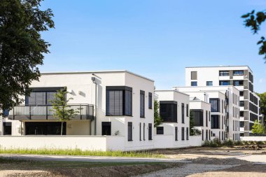 Pencereleri Pencereli Dış Modern Binalar. Modern Konut Apartmanları Bloğu - Beyaz ve Siyah.