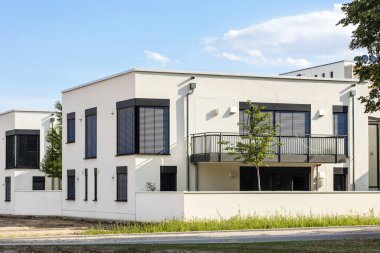 Modern Facade Apartmanları. Kör Pencereli Harici Konut Binaları. Yeni düşük katlı konutlar. 