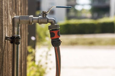 Su Hortumu ve Borusu 'yla dışarı çık. Garden için dış duvarda musluk var. Su Hortumu Borusu