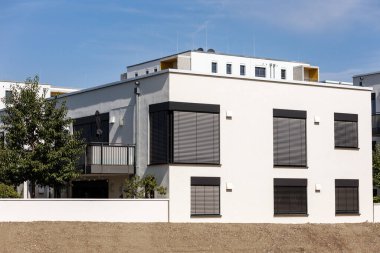 Apartman Binası Modern Dış Tasarım. Evin dışında panjurlar ya da paten jaluzileri. 