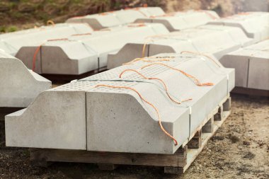 Pelletler 'e beton kaldırım taşı. Asma kat inşaatı. Yığınlanmış Yaya Yolu Yapımı İçin Sınırları Engelliyor. 